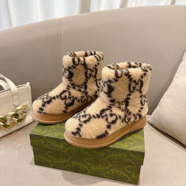 工厂p价 女装女鞋 运动原单 新款美利奴羊毛女式靴子雪地靴 这款靴子采用羊毛 Gg 提花面制成，有杏色和咖啡两种色调组合，以现代方式重新诠释这种深深植根于 Ma