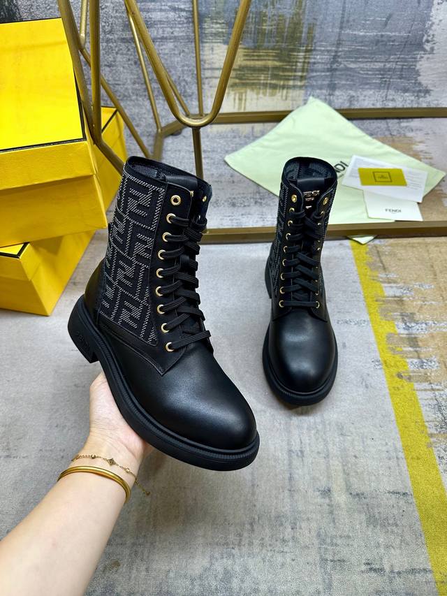 工厂p价 女装女鞋 运动原单 Fendi Filo圆头机车靴。黑色牛皮和灰色弹力料材质，饰有黑色标志性Ff图案。饰有金属孔眼、Fendi Roma字样。橡胶鞋底