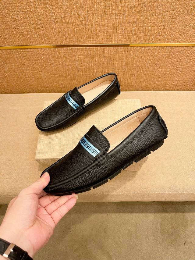 调工厂p价 ，男装男鞋 运动原单芬迪官网新品，芬迪1921年创立于佛罗伦萨，是全球奢侈品品牌之一，其独特的创意和革新风靡全球，芬迪 永恒而经典，一直以来深受明星