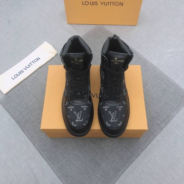 调工厂p价 男装男鞋 运动原单 Lv新款幻彩高帮运动鞋上市了，官网1:1原材料制作，原板色卡，无色差，进口头层丝光牛皮搭配最新 原材料，羊皮内里，时尚潮流，已火