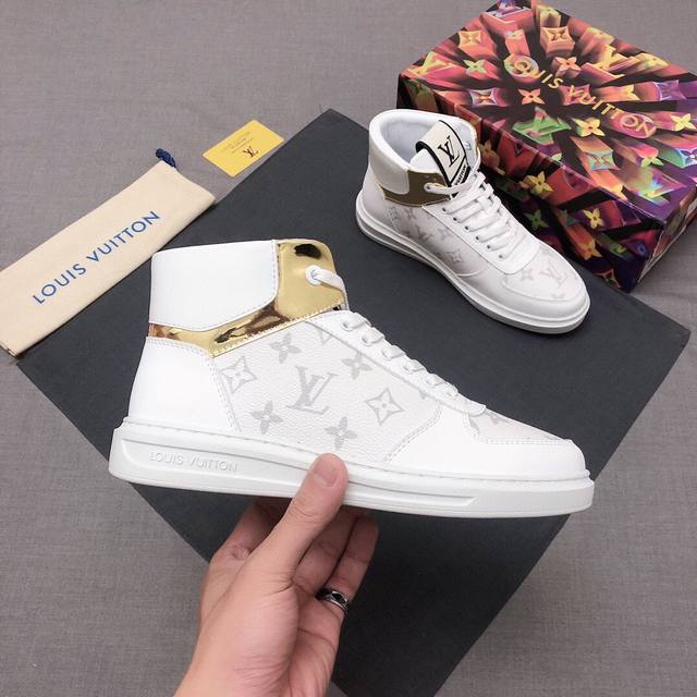 调工厂p价 男装男鞋 运动原单高帮系列 Louis Vuitton 路易威登 ，新款官网休闲高帮鞋爆款！原版一比一.，大牌的气势不言而明！上脚舒适大气！鞋面采用