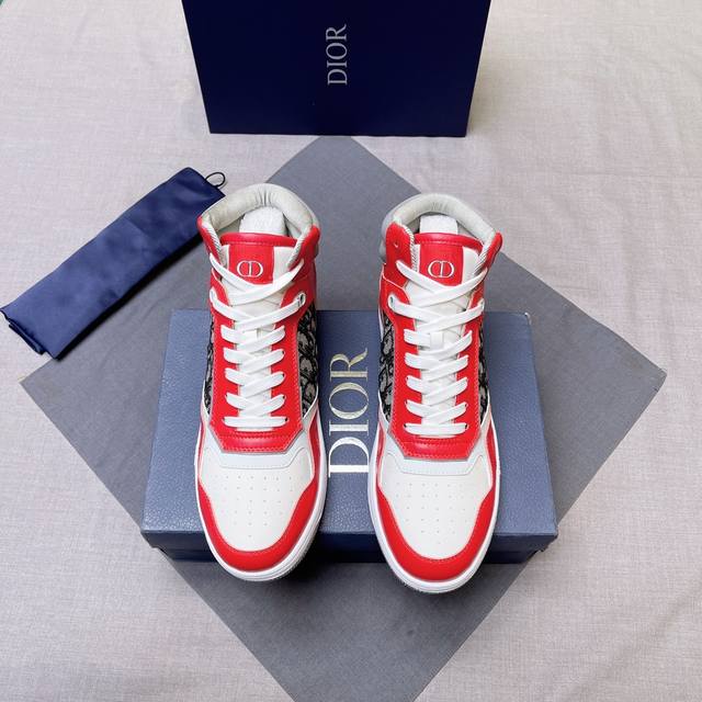 调工厂p价 男装男鞋 运动原单 Dio* 中帮B27休闲运动鞋，这款 B27 高帮运动鞋是该系列新品，延续 Di*R的经典款式。采用灰色和白色光滑牛皮革精心制作