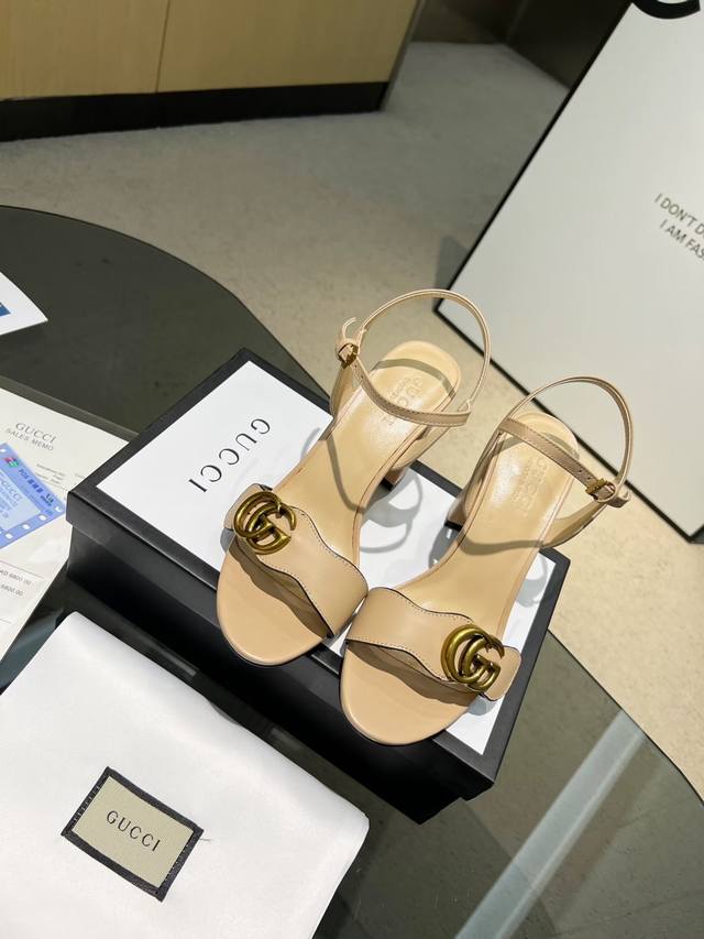 出厂价pp： 女装女鞋 运动原单古驰 Gucci 官网1 ：1精致的古铜色饰扣新款夏季一字凉鞋做工很棒让人放心皮质光泽有韧性。舒适走路超自在 。贴合大众实际需要