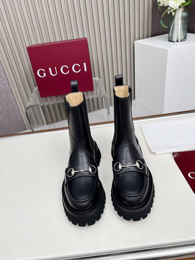 出厂价pp： 女装女鞋 运动原单新版古琦Gucci 热卖踝靴 非常好搭配双侧松紧设计 方便穿脱，特显复古英伦风，正面古琦饰扣装饰Logo 面料：进口牛皮高丝光绒