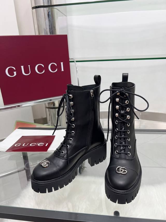 出厂价pp： 女装女鞋 运动原单新版古琦Gucci 热卖踝靴 非常好搭配特显复古英伦风，高级3D印花、正面古琦饰扣装饰Logo 面料：进口牛皮 内里 垫脚：牛里
