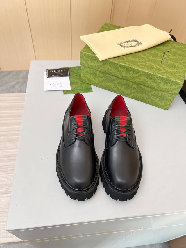 出厂价pp： 女装女鞋 运动原单 专柜最新古琦 Gucci 系带乐福鞋 主要搭配各种风格的潮衣都能凸显其时尚 推荐必入的一款 面料：牛皮 、开边珠 内里 垫脚：