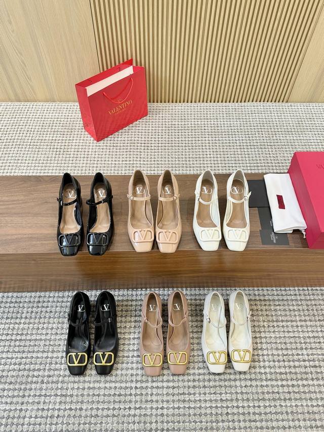 工厂p价 女装女鞋 运动原单 Valentino.大V扣凉鞋秘专柜最新系列 正品级版本 细节完美 正品一比一打造 所有细节正品一致 上脚非常修脚型 重点是很好非