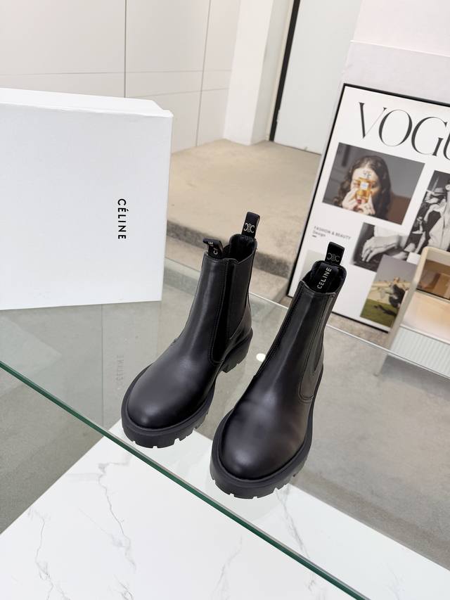 工厂p价 女装女鞋 运动原单 Celine 赛琳 2025秋冬新款切尔西短靴鞋面采用小牛皮加经典压花Logo油边工艺一款经典穿搭永不过时 内里：羊皮，面料：头层
