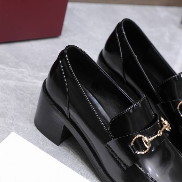 工厂p价 女装女鞋 运动原单 Guccl高端精品，2025早秋新款 中粗跟马衔扣中性风单鞋拼接撞色乐福鞋工装鞋原汁原味原单品质每个细节皆经过精心细致打造，可与Z