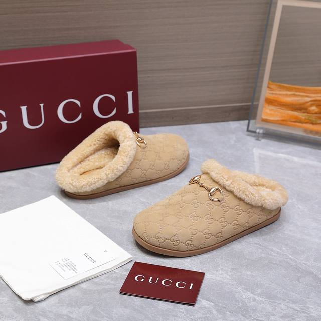 工厂p价 女装女鞋 运动原单 2025秋新冬配色Gucci 古驰 典经羊款毛拖鞋系列新最面版麂皮绒面穆勒鞋马衔平扣底半美鞋拖利奴羊毛羔鞋拖 其以雅优的轮廓、精致