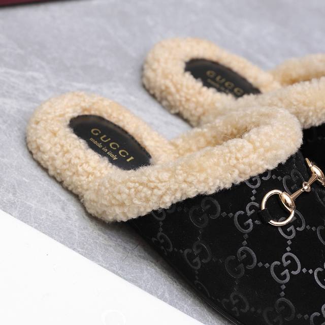 工厂p价 女装女鞋 运动原单 2630 最新爆款 Gucci 半拖 毛里复古链条扣 胖嘟嘟的头型 非常的精 致，细节感满满。厚鞋底能很好的修饰腿型，无敌 鼎瘦又