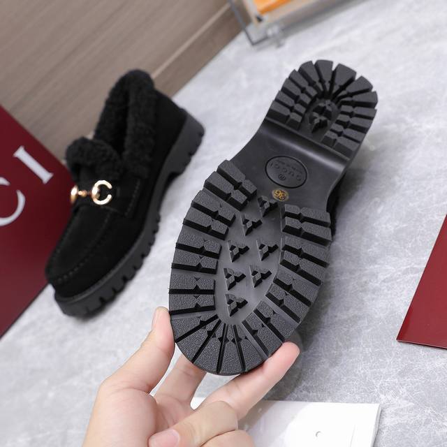 工厂p价 女装女鞋 运动原单 2630 最新爆款 Gucci 乐福鞋，毛里短靴 复古链条扣 胖嘟嘟的头型 非常的精 致，细节感满满。厚鞋底能很好的修饰腿型，无敌