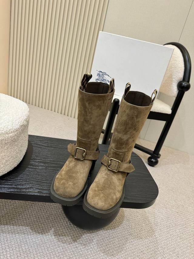 工厂p价 女装女鞋 运动原单 Burberr2025爆款马术骑士靴出炉，选用小牛皮反绒面革材质.打造复古骑士战靴，于意大利工坊精制而成。融入 B 字型扣环束带和