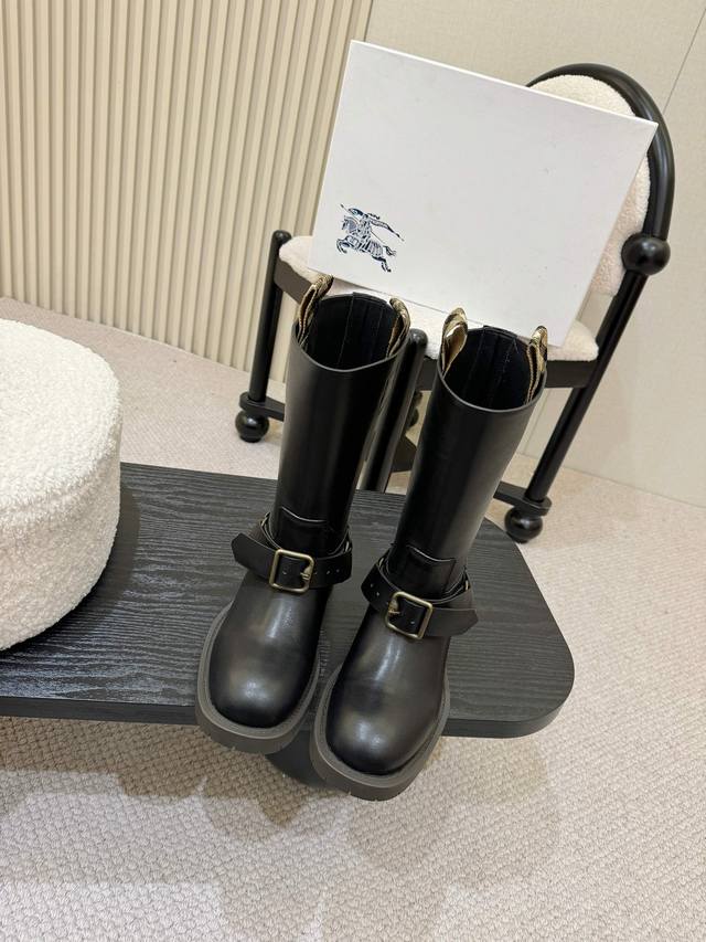 工厂p价 女装女鞋 运动原单 Burberr2025爆款马术骑士靴出炉，选用小牛皮反绒面革材质.打造复古骑士战靴，于意大利工坊精制而成。融入 B 字型扣环束带和