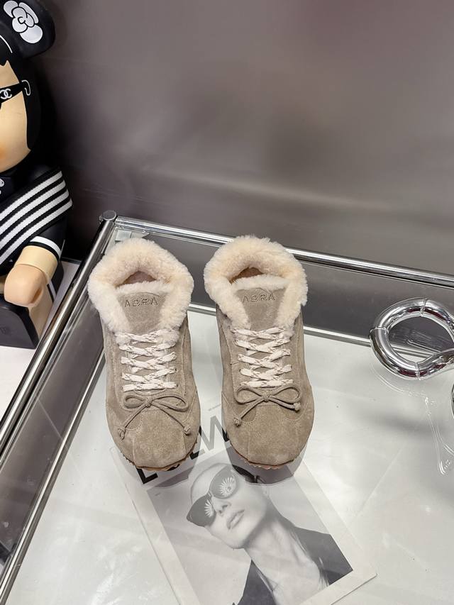 工厂p价 。女装女鞋 运动原单码数35-40。41定做。 2025爆款Abra芭蕾舞羊毛德训鞋强势上新啦！ 这双鞋简直是时尚与舒适的天作之合~将芭蕾舞鞋的优雅、