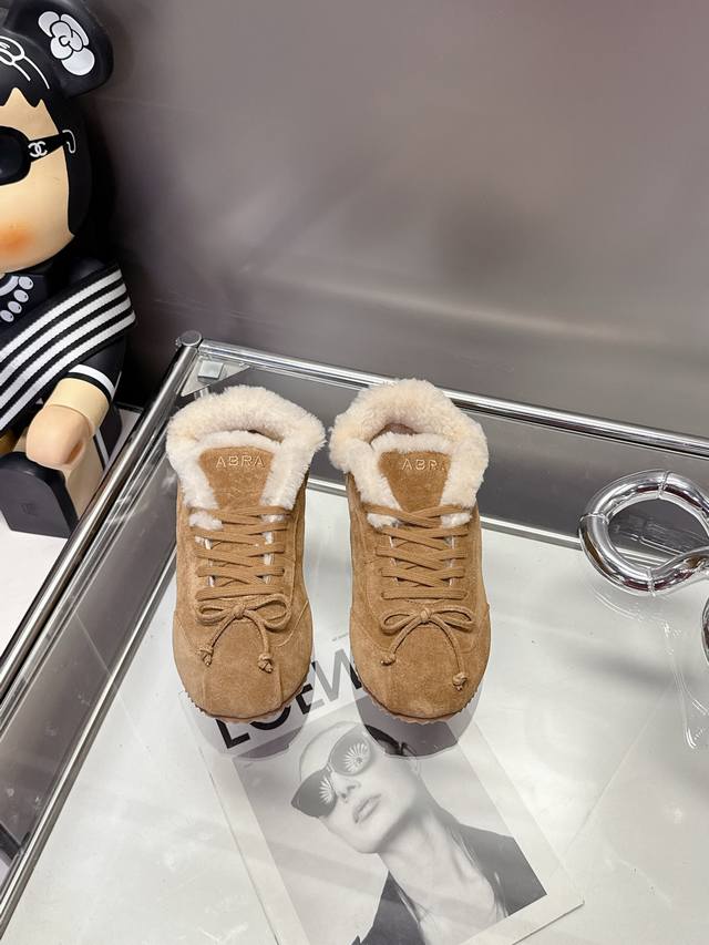 工厂p价 女装女鞋 运动原单。码数35-40。41定做。 2025爆款Abra芭蕾舞羊毛德训鞋强势上新啦！ 这双鞋简直是时尚与舒适的天作之合~将芭蕾舞鞋的优雅、