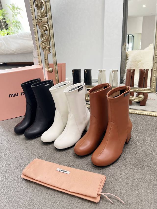 工厂p价 女装女鞋 运动原单 Miumiu2025秋冬T台走秀网红同款＂造梦不夜城＂，Miumiu能在重要场合上用得上了，小清新风带点贵气的感觉，上脚非常完美穿