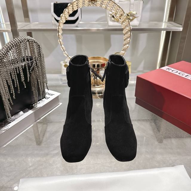 工厂p价 女装女鞋 运动原单 30秋冬新款高跟裸靴来咯 来咯 真的来咯 Rv经典方扣马丁靴 上脚效果真的是超级赞 美炸兴了简直是 今年秋冬必备的短靴之一 无敌百