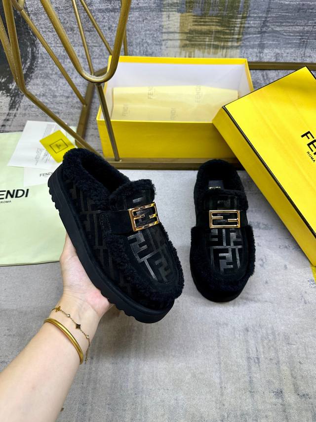工厂p价 女装女鞋 运动原单 Fendi最新休闲圆头平底半拖鞋。采用黑色绒面材质饰有同色系凸纹Ff图案。同色羊卷毛内衬和饰边。饰有金色饰面金属Baguette配