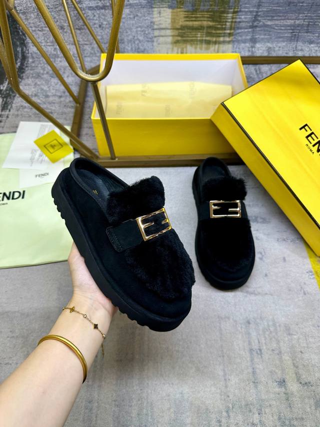 工厂p价 女装女鞋 运动原单 Fendi最新滑雪后休闲圆头平底鞋。黑色绒面材质，配有同色系直毛鞋舌。饰有金色饰面金属Baguette配饰。厚实的黑色防滑鞋底，鞋