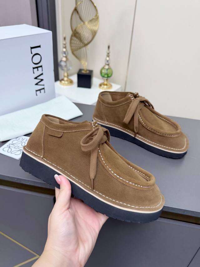 工厂p价 女装女鞋 运动原单 Loewe 罗意威最新款袋鼠鞋，牛剖层革绒面牛皮革 厚底系带 休闲单鞋绑带复古英伦风，从设计到质感，让你轻松拥有高奢级穿搭体验。鞋