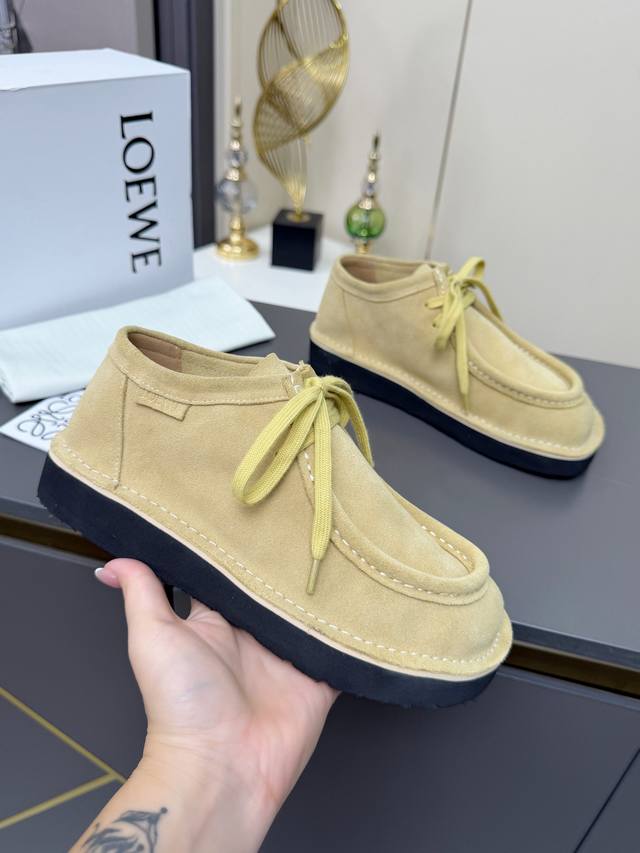 工厂p价 女装女鞋 运动原单 Loewe 罗意威最新款袋鼠鞋，牛剖层革绒面牛皮革 厚底系带 休闲单鞋绑带复古英伦风，从设计到质感，让你轻松拥有高奢级穿搭体验。鞋