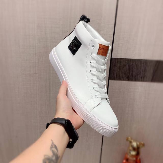 高帮:新款: 厂价 L* 最新爆款休闲鞋，顶端品牌 奢侈～代购，顶级～质量。专柜同卖产品 鞋面選用进口透气牛皮搭配材质透气羊皮内里 精细做工。原版个性时尚柔软橡