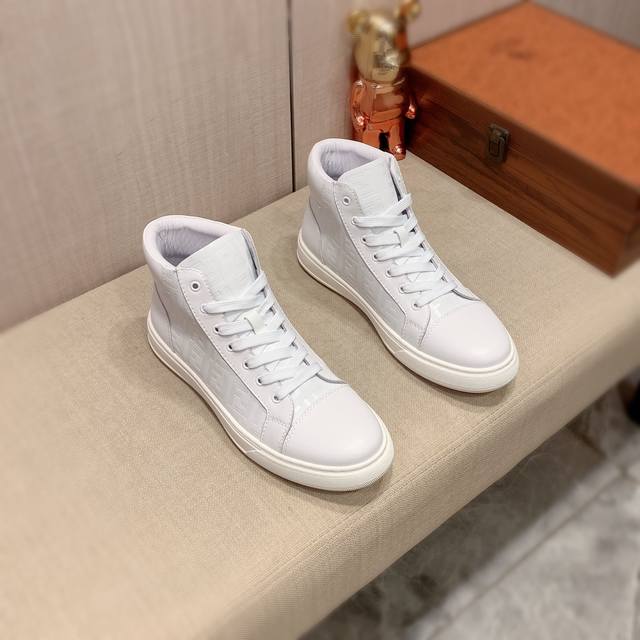 高帮新款 工厂p价 芬迪Fendi* 最新爆款休闲鞋，顶端品牌 奢侈～代购，顶级～质量。 鞋面選用进口透气牛皮搭配材质透气羊皮内里 精细做工。原版个性时尚柔软橡