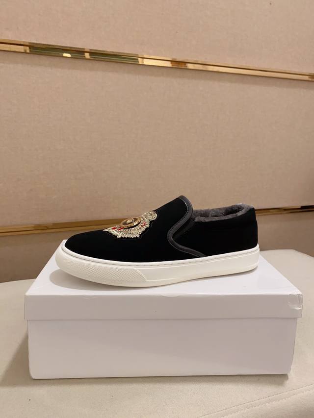 工厂p价 新款Versace 范思哲 鞋面进口牛皮。内里进口绒毛内里 。原版大底开模，每一位男士的身份衬托，上脚大气稳重高端定制专柜原版复刻不管风吹雨打鞋楦不变