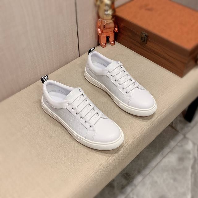 新款 工厂p价 芬迪Fendi* 最新爆款休闲鞋，顶端品牌 奢侈～代购，顶级～质量。 鞋面選用进口透气牛皮搭配材质透气羊皮内里 精细做工。原版个性时尚柔软橡膠耐