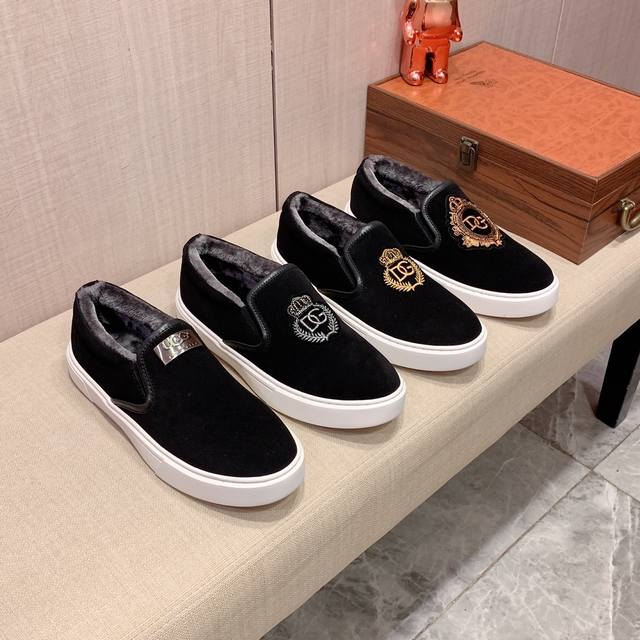 毛里新款: Dg* 最新爆款休闲鞋，顶端品牌 奢侈～代购，顶级～质量。专柜同卖产品 鞋面選用进口透气磨砂皮材质透气保暖毛里内里 精细做工。原版个性时尚柔软橡膠耐