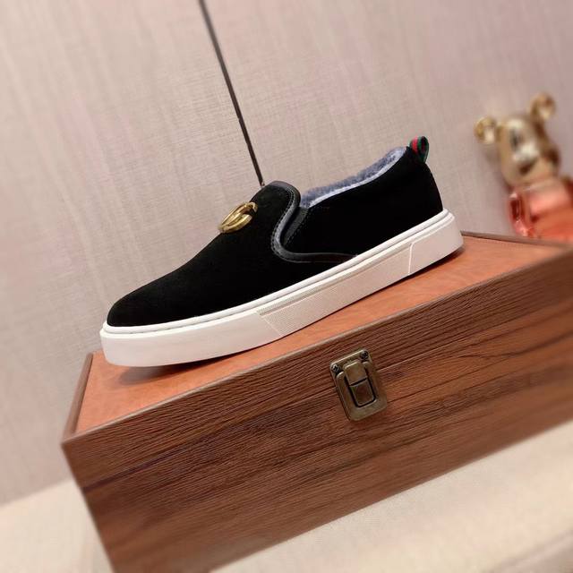 绒里新款: 厂价 G奇* 最新爆款休闲鞋，顶端品牌 奢侈～代购，顶级～质量。专柜同卖产品 鞋面選用进口透气磨砂皮搭配材质透气绒内里 精细做工。原版个性时尚柔软橡