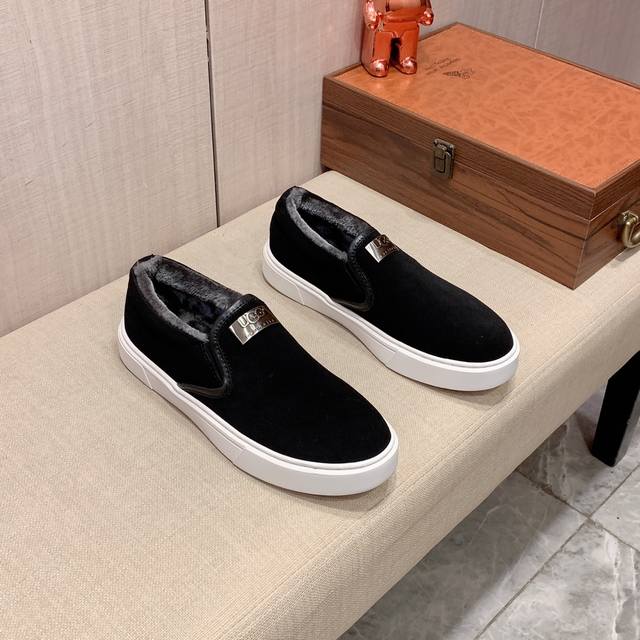 毛里新款: Ugg* 最新爆款休闲鞋，顶端品牌 奢侈～代购，顶级～质量。专柜同卖产品 鞋面選用进口透气磨砂皮材质透气保暖毛里内里 精细做工。原版个性时尚柔软橡膠