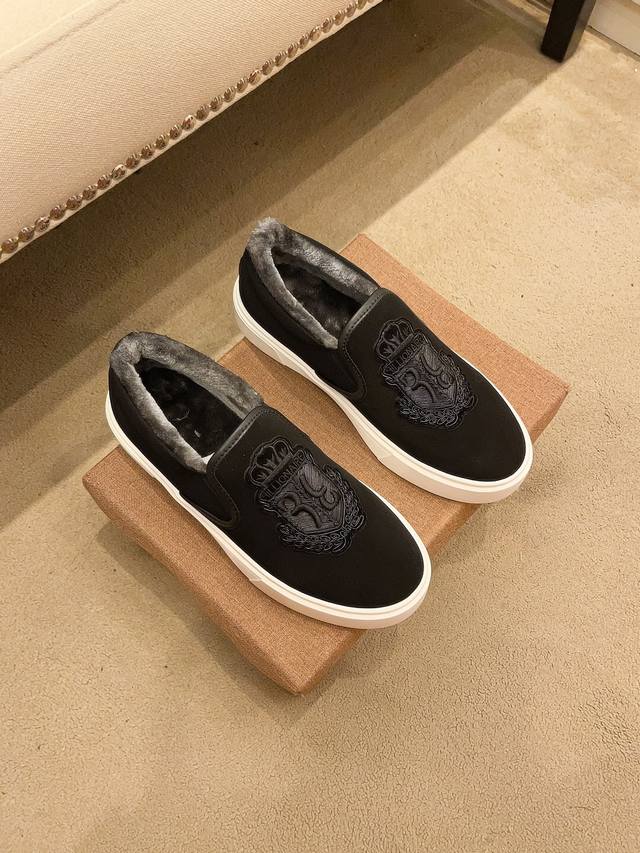 绒里 古奇 Guccl 新款男鞋，香港-专柜同步 全品相 ，极为亲肤舒适 摸上去非常的细腻 ，版型上很正！进口牛皮配羊皮内里原版耐磨组合大底，几何构图案绣花奢华