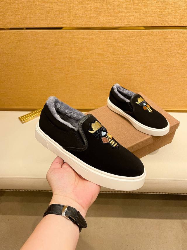 绒里 芬迪 F D 新款男鞋，香港-专柜同步 全品相 ，极为亲肤舒适 摸上去非常的细腻 ，版型上很正！进口牛皮配羊皮内里原版耐磨组合大底，几何构图案绣花奢华生动