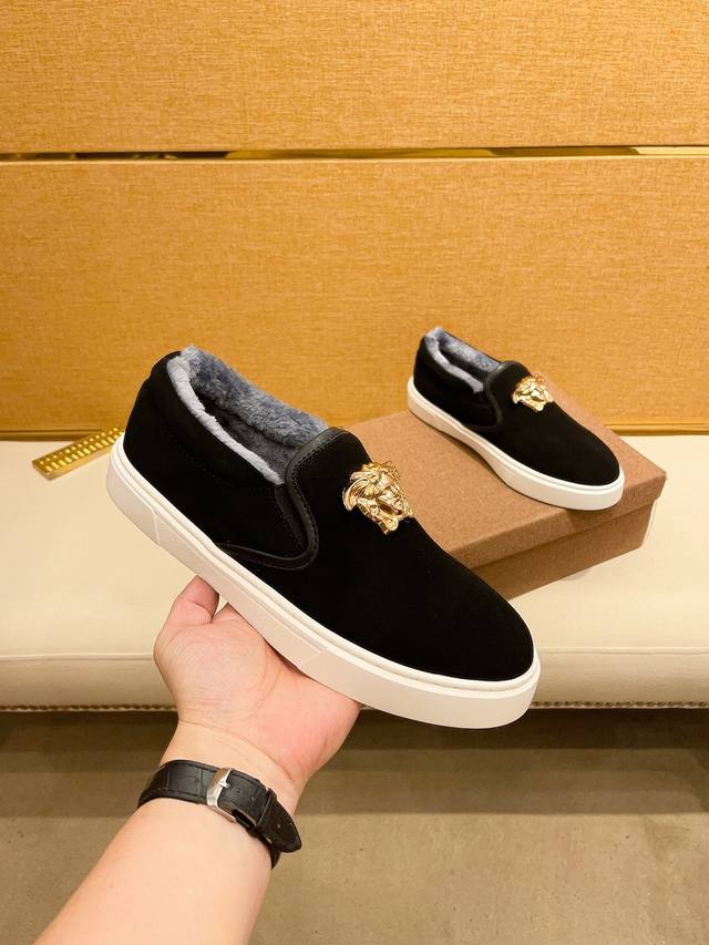 绒里 范思哲 新款男鞋，香港-专柜同步 全品相 ，极为亲肤舒适 摸上去非常的细腻 ，版型上很正！进口牛皮配羊皮内里原版耐磨组合大底，几何构图案绣花奢华生动 图案