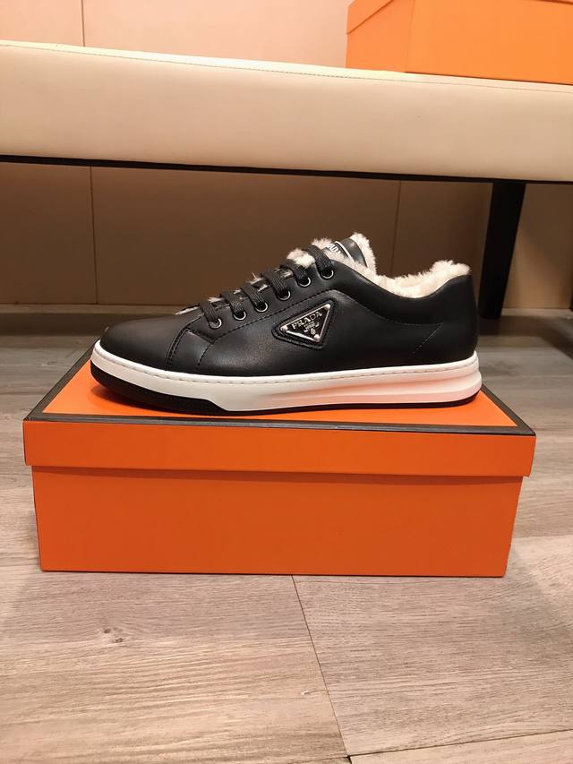 出厂价p 普拉达 prada 最新款休闲时尚男鞋爆款版型简洁大气，潮男专属.独有的最新品牌元素，时尚又大方，面料进口专用牛皮，舒适保暖内里，防滑耐磨大底，经典款