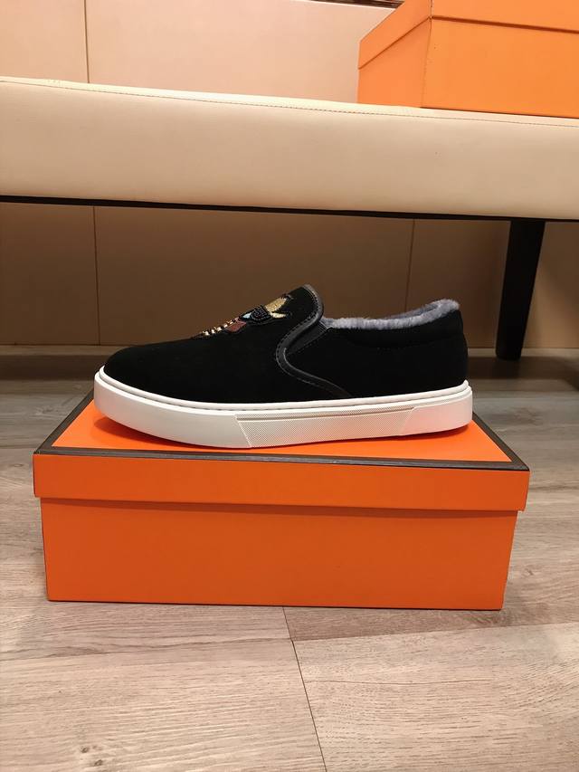 出厂价pp 必爆款芬迪 新款男士休闲鞋，最流行的奢侈品牌 休闲时尚运动休闲男款，全新时尚配色 ，进口磨砂皮，保暖绒里橡胶大底，这是您日常休闲的首选，码数38-4