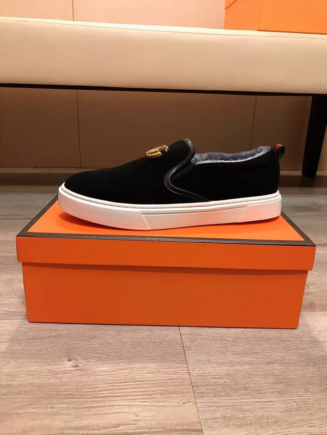 出厂价pp 古奇 最新款休闲时尚鞋，爆款版型简洁大气 专属独有的最新品牌元素鞋面优质进口磨砂皮，保暖绒里！时尚又大方耐磨橡胶大底！实物拍摄码数：38-44