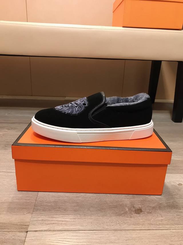 出厂价p Gucci 古奇 新款男鞋高端品牌，最新時尚休闲男鞋，潮流百搭之款，轻松运动风，鞋面意大利进口头层磨砂皮，绒里 ，加超精细做工。原版个性时尚橡胶耐磨大