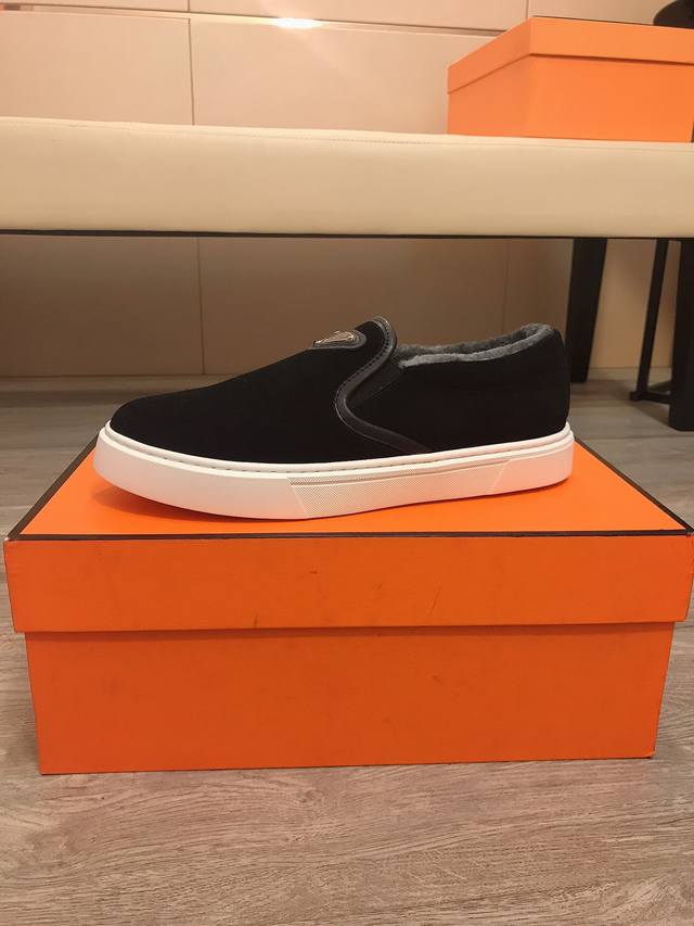 工厂p价 prada新款 普拉达最 新款精心打造，引爆全场！不断创新的国际品牌 此款男士休闲鞋，原版版本，鞋面磨砂皮面材质，保暖绒里，橡胶防滑大底，透气舒适以质