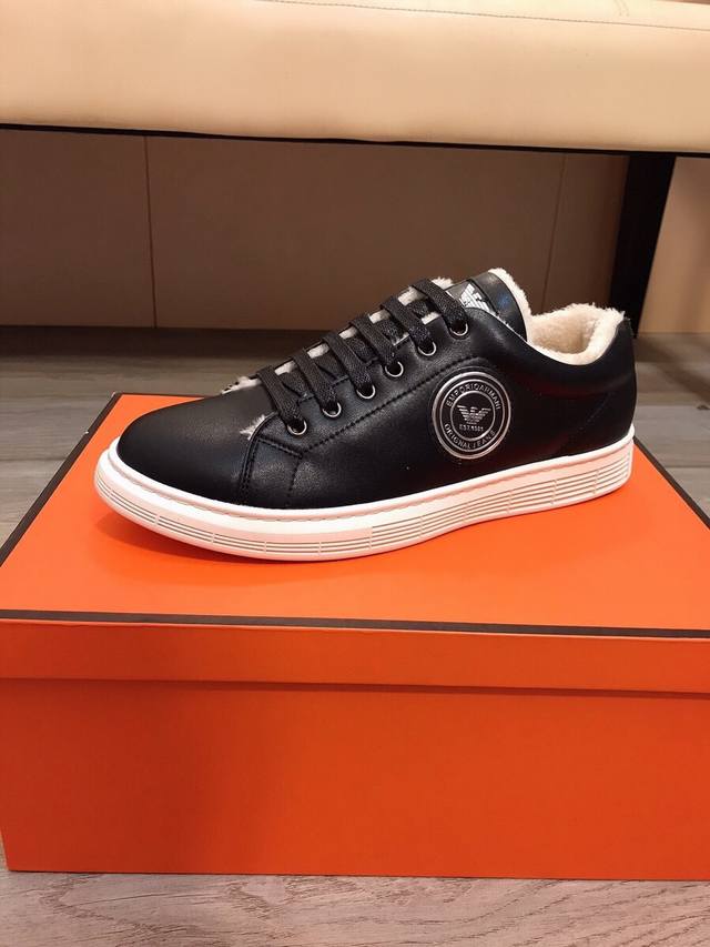 出厂价p 阿玛尼 Armani 男士休闲鞋新款上市 ，时尚走秀款，鞋面品牌标志扣显得鞋型饱满，立体感十足 ，绒毛内里，舒适橡胶大底完美造型顶级品质，舒适透气超级