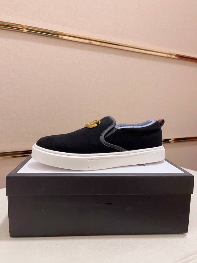 工厂p价 新款来袭Gucci 古奇 今年最火的小怪兽款，相较旧款更潮更抢眼，让本来就搞怪的鞋子显得更生动像刺猬一样，今年你有一只小怪兽吗？潮人必备！鞋面:采用高