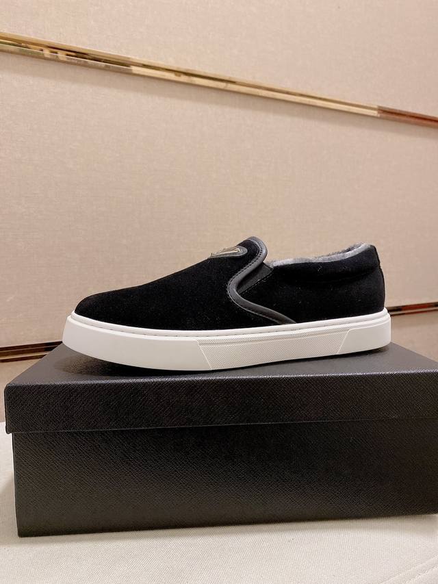 出厂价p 普拉达 官网同步最新款鞋面采用进口胎牛皮，绒毛内里，橡胶大底，顶级手工一针一线做工精细绝对满足那些追求高奢品质的完美主义型男 38 44码大量现货。