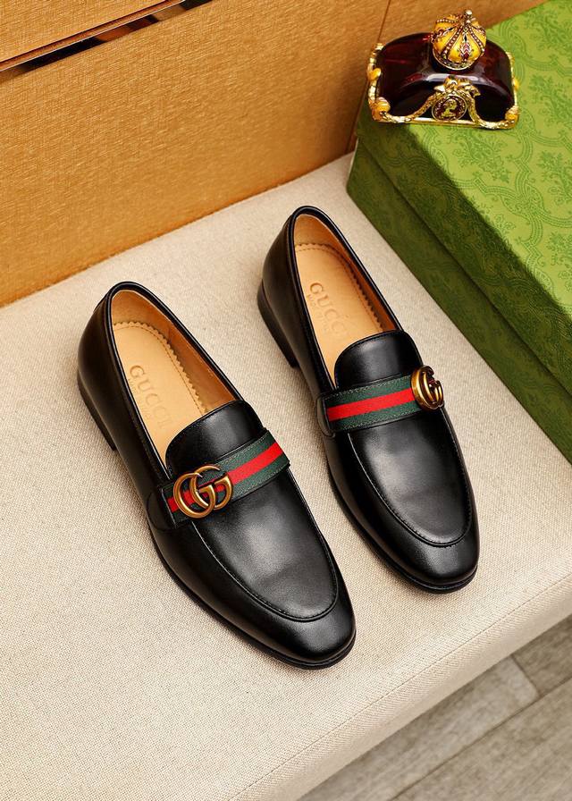 商品商标：Gucci 古驰 休闲皮鞋 正码码数: 38-44 45订制 商品材料：精选 进口头层小牛皮鞋面+奢华五金扣，进口牛皮内里。强烈立体视觉效果，橡胶大底