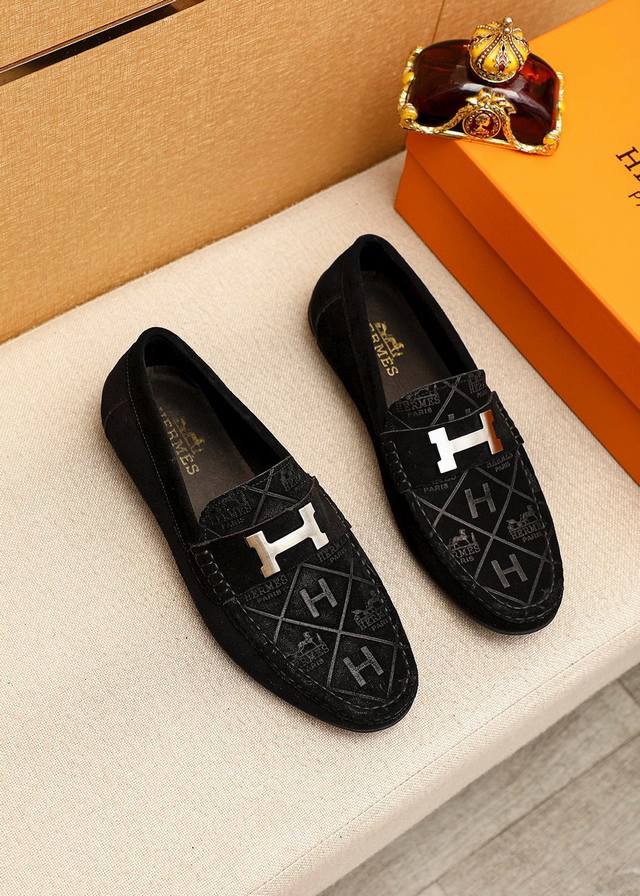 商品商标：Hermes 爱马仕 豆豆鞋 正码码数: 39-44 38.45订制 商品材料：精选 进口头层磨砂牛皮压花鞋面+经典五金扣，进口猪皮内里。强烈立体视觉