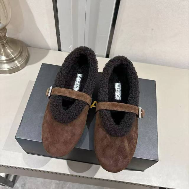 Alaia｜阿莱亚 敲响秋冬的第一双美鞋 暖呼呼的别太可爱了吧 反绒羊皮鞋面，皮毛一体内里，脚感太舒服啦 换季新装备，新款芭蕾舞鞋 啊迫不及待要把它接回家啦 S
