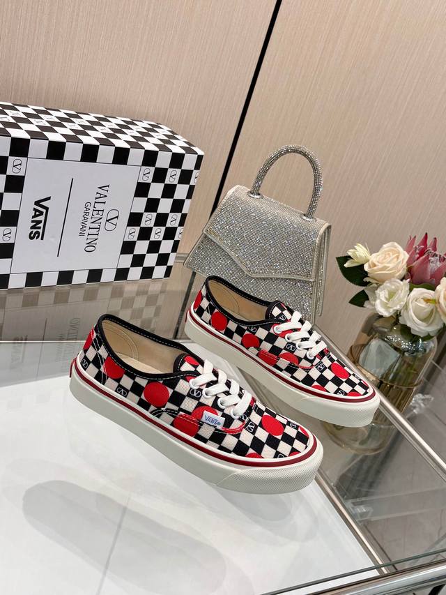 实价 Valentinowans联名华伦天奴携手 Vans 发布全新联名运动鞋 融合 Valentino 意式高定美学与 Vans 自由本真精神 赋予经典鞋履跨
