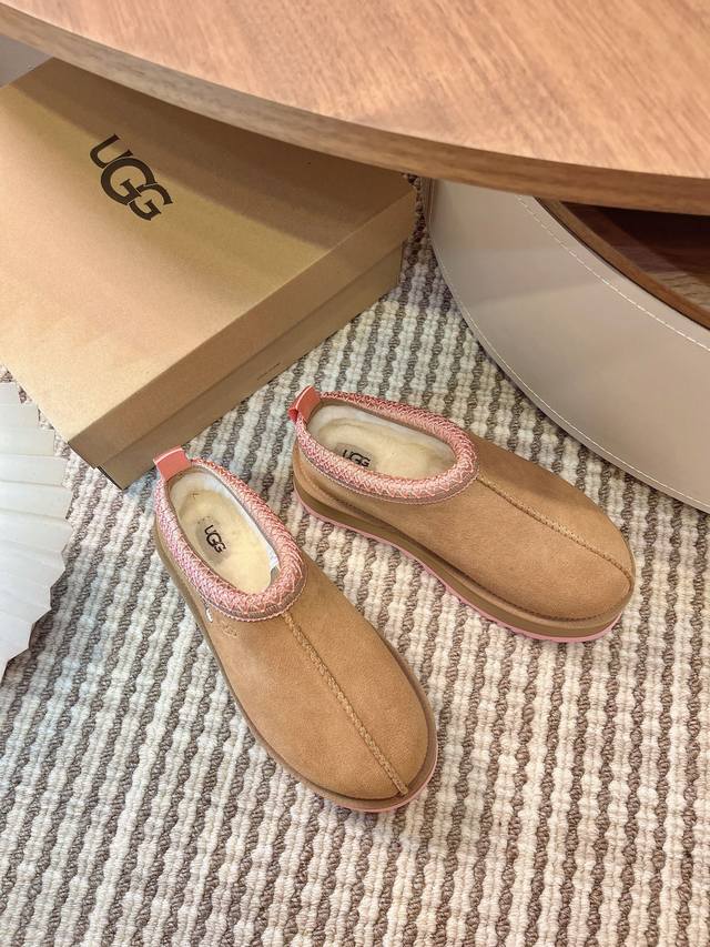 Ugg Tazz油叽叽#秋冬新品塔茨Tazz厚底羊毛 毛拖鞋一脚蹬毛毛鞋雪地靴 新款毛拖采用民族风编织刺绣复古又时髦，超舒适一脚蹬，超多明星在穿，Ins小红书有