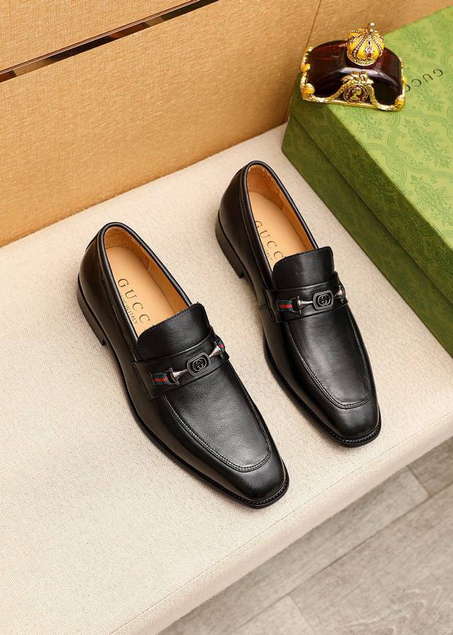 商品商标：Gucci 古驰 休闲皮鞋 正码码数: 38-44 45.46订制 商品材料：精选 进口头层小牛皮鞋面+奢华五金扣，进口水染牛皮内里。强烈立体视觉效果